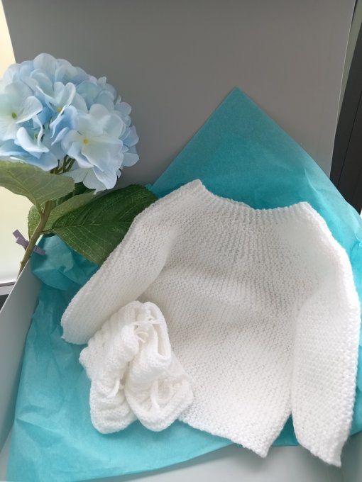 Brassière et chaussons de bébé en laine