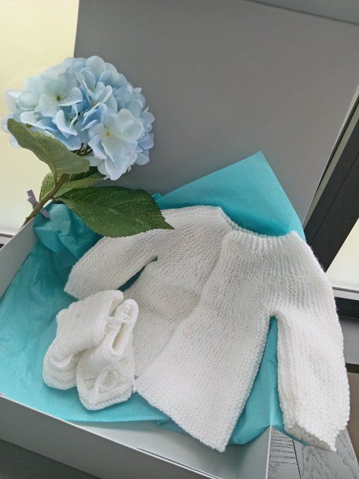 Brassière et chaussons de bébé en laine