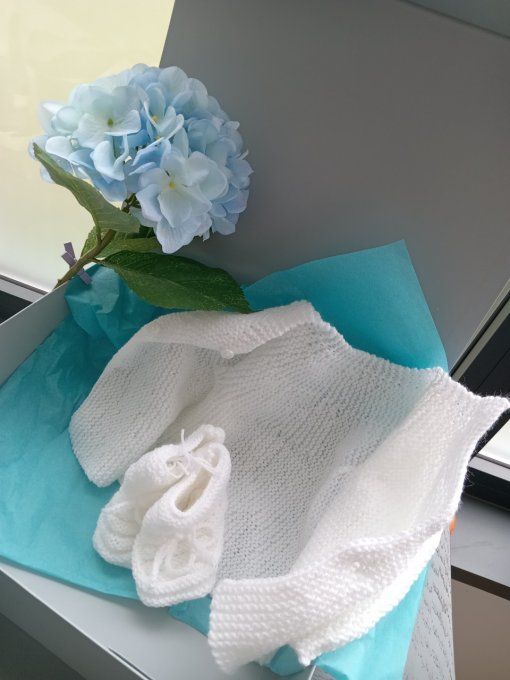 Brassière et chaussons de bébé en laine