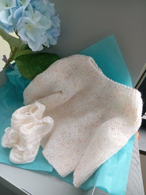 Brassière et chaussons en laine 