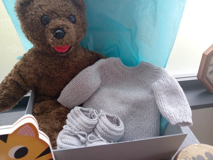 BRASSIERE ET CHAUSSONS GRIS PERLE FAIT MAIN EN LAINE ACRYLIQUE