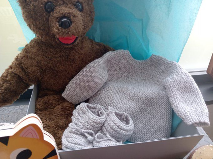 BRASSIERE ET CHAUSSONS GRIS PERLE FAIT MAIN EN LAINE ACRYLIQUE