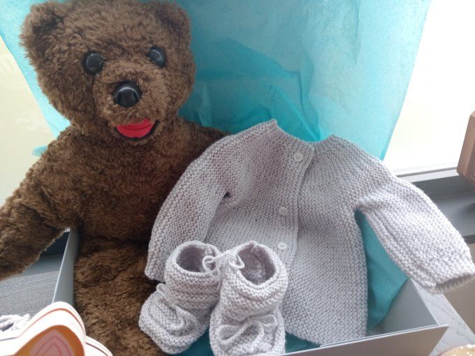 BRASSIERE ET CHAUSSONS GRIS PERLE FAIT MAIN EN LAINE ACRYLIQUE