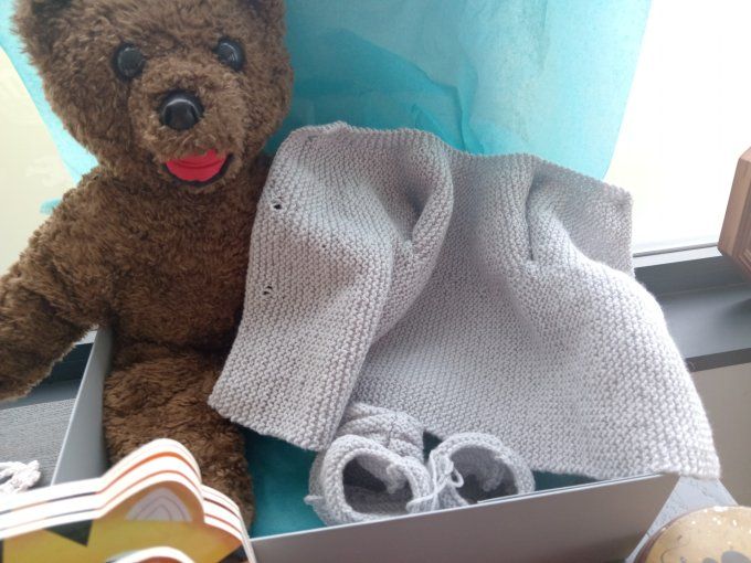 BRASSIERE ET CHAUSSONS GRIS PERLE FAIT MAIN EN LAINE ACRYLIQUE