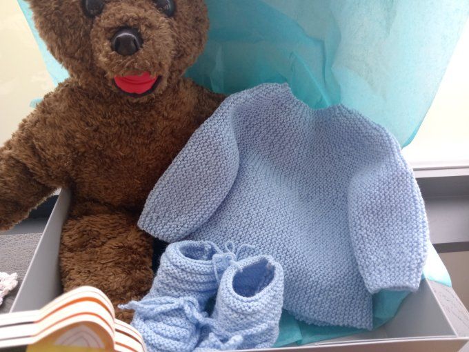 BRASSIERE ET CHAUSSONS BLEU CLAIR FAIT MAIN EN LAINE ACRYLIQUE