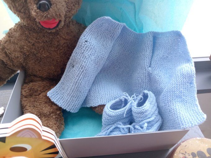 BRASSIERE ET CHAUSSONS BLEU CLAIR FAIT MAIN EN LAINE ACRYLIQUE