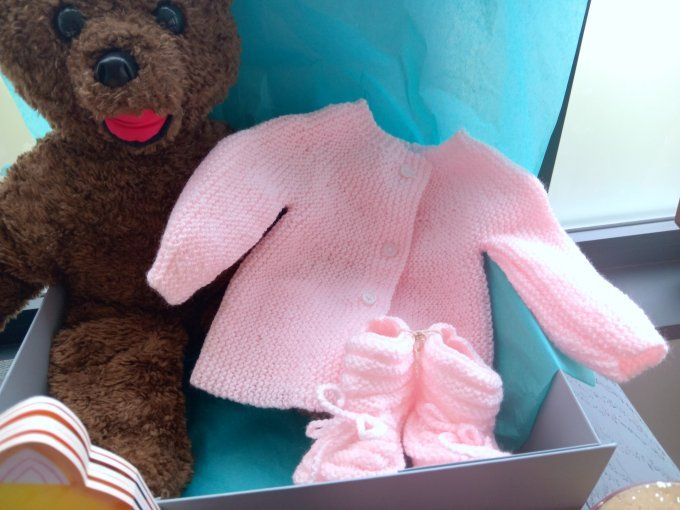 BRASSIERE ET CHAUSSONS ROSE FAIT MAIN EN LAINE ACRYLIQUE