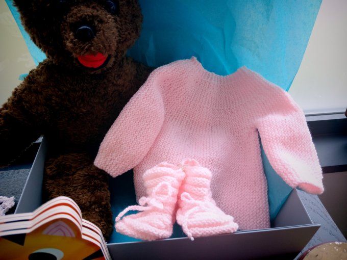 BRASSIERE ET CHAUSSONS ROSE FAIT MAIN EN LAINE ACRYLIQUE