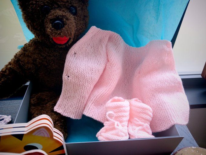 BRASSIERE ET CHAUSSONS ROSE FAIT MAIN EN LAINE ACRYLIQUE