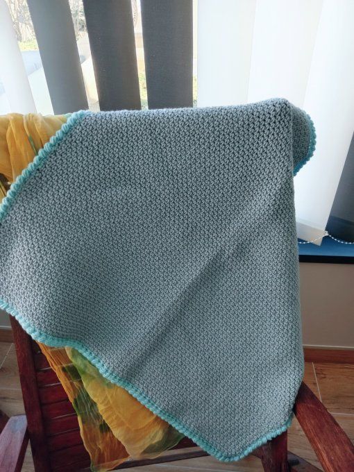 COUVERTURE BEBE EN LAINE ACRYLIQUE