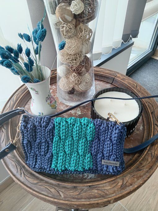 POCHETTE BLEUE ET VERTE EN COTON FAIT MAIN AU CROCHET